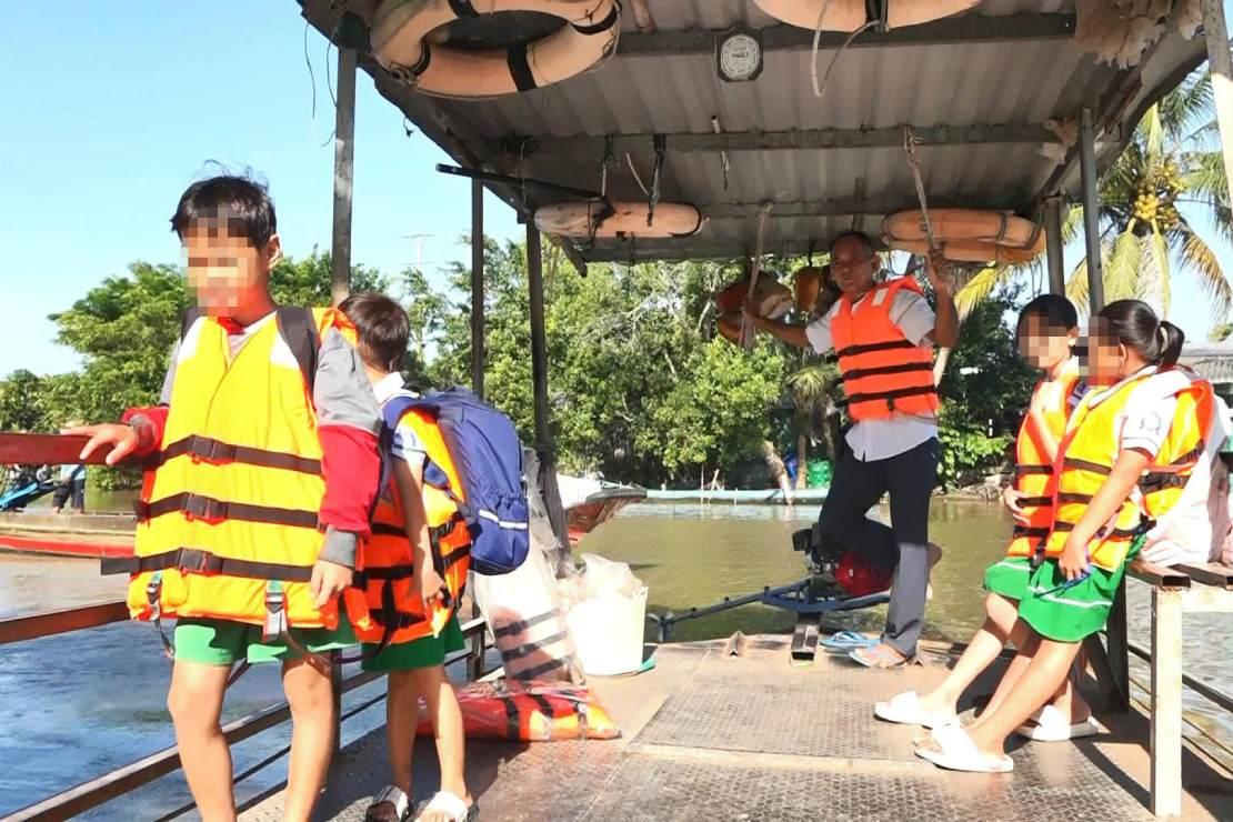 40 năm đưa học sinh qua sông không một đồng công. Ảnh: Tạ Quang