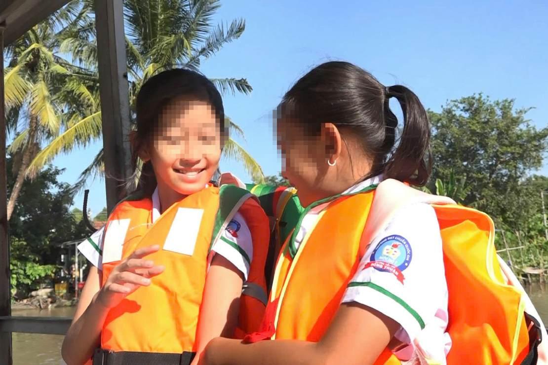 Niềm vui của học sinh trên mỗi chuyến đò. Ảnh: Tạ Quang