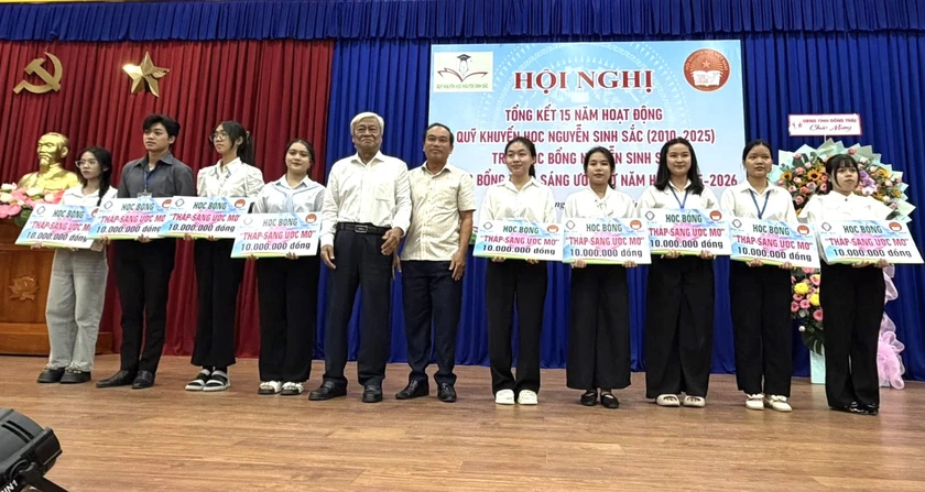 Quỹ Khuyến học Nguyễn Sinh Sắc trao 110 tỷ đồng hỗ trợ 45.000 lượt học sinh, sinh viên - Ảnh 6.