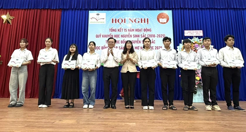 Quỹ Khuyến học Nguyễn Sinh Sắc trao 110 tỷ đồng hỗ trợ 45.000 lượt học sinh, sinh viên - Ảnh 5.