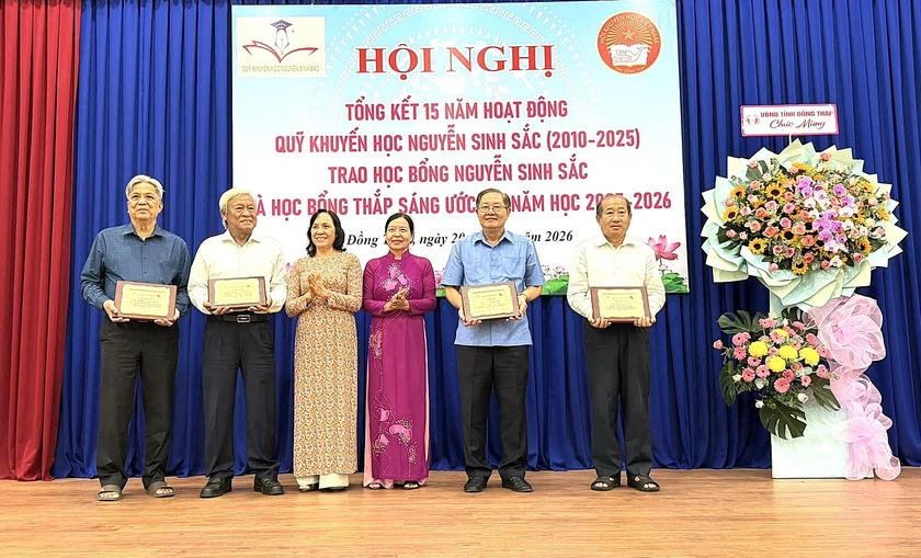 Quỹ Khuyến học Nguyễn Sinh Sắc trao 110 tỷ đồng hỗ trợ 45.000 lượt học sinh, sinh viên - Ảnh 1.