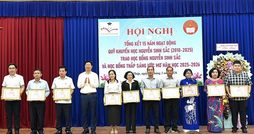 Quỹ Khuyến học Nguyễn Sinh Sắc trao 110 tỷ đồng hỗ trợ 45.000 lượt học sinh, sinh viên - Ảnh 2.