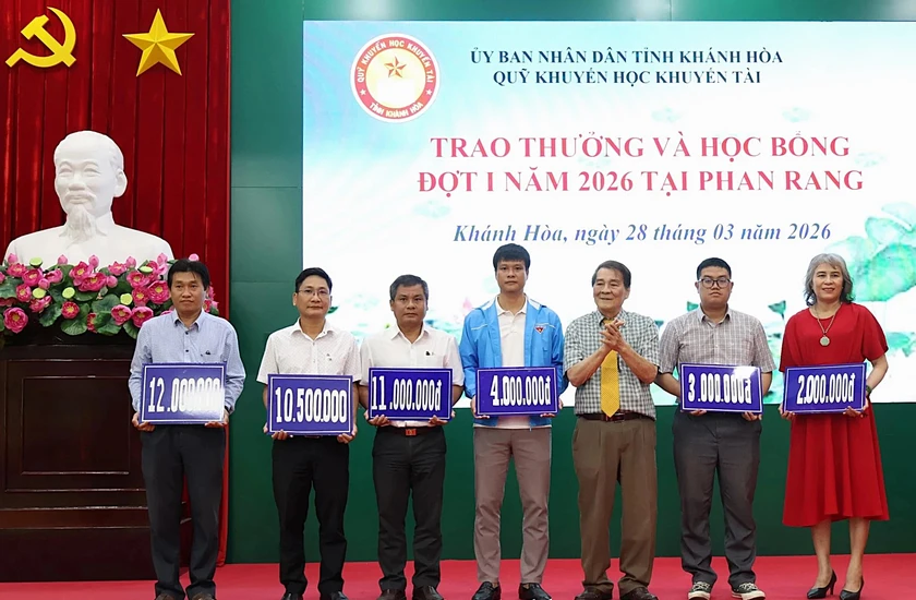 Quỹ Khuyến học, khuyến tài Khánh Hòa trao hơn 700 suất thưởng và học bổng đợt I năm 2026 - Ảnh 1.