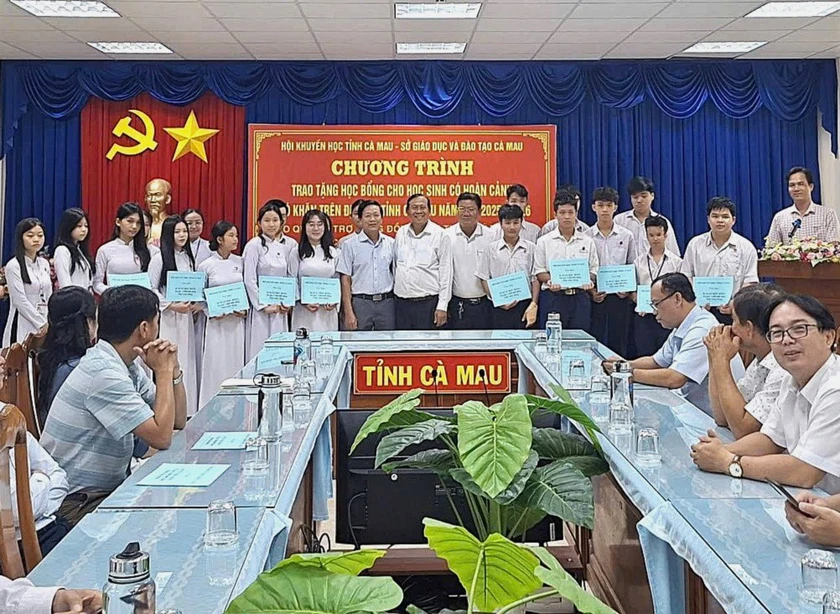 Hội Khuyến học tỉnh Cà Mau trao tặng 135 suất học bổng Đinh Thiện Lý cho học sinh vượt khó - Ảnh 1.