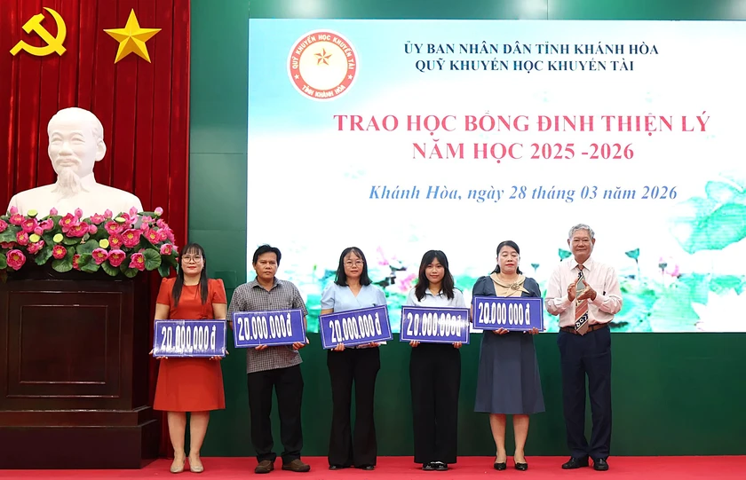 Quỹ Khuyến học, khuyến tài Khánh Hòa trao hơn 700 suất thưởng và học bổng đợt I năm 2026 - Ảnh 2.