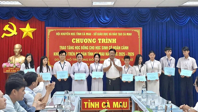 Hội Khuyến học tỉnh Cà Mau trao tặng 135 suất học bổng Đinh Thiện Lý cho học sinh vượt khó - Ảnh 3.