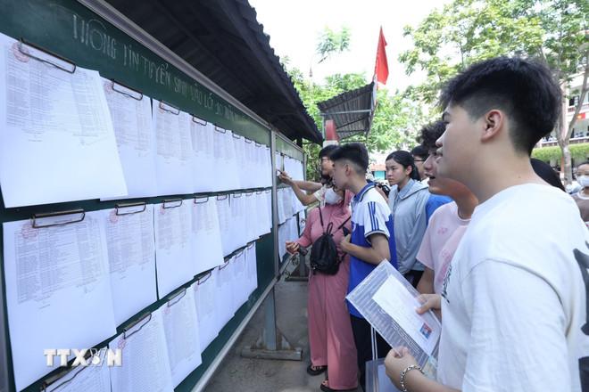 Thí sinh đối chiếu tên và phòng thi theo danh sách niêm yết tại điểm thi Trường THPT Việt Bắc, thành phố Lạng Sơn. (Ảnh: Anh Tuấn/TTXVN) ttxvn-du-lieu-giao-duc3.jpg