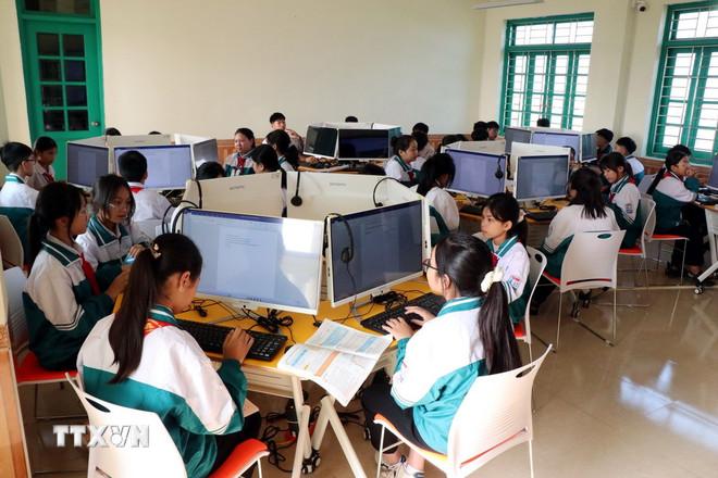 Lớp học thông minh tại Trường THCS Giao Phong, xã Giao Ninh (Ninh Bình). (Ảnh: Nguyễn Lành/TTXVN) ttxvn-du-lieu-giao-duc2.jpg