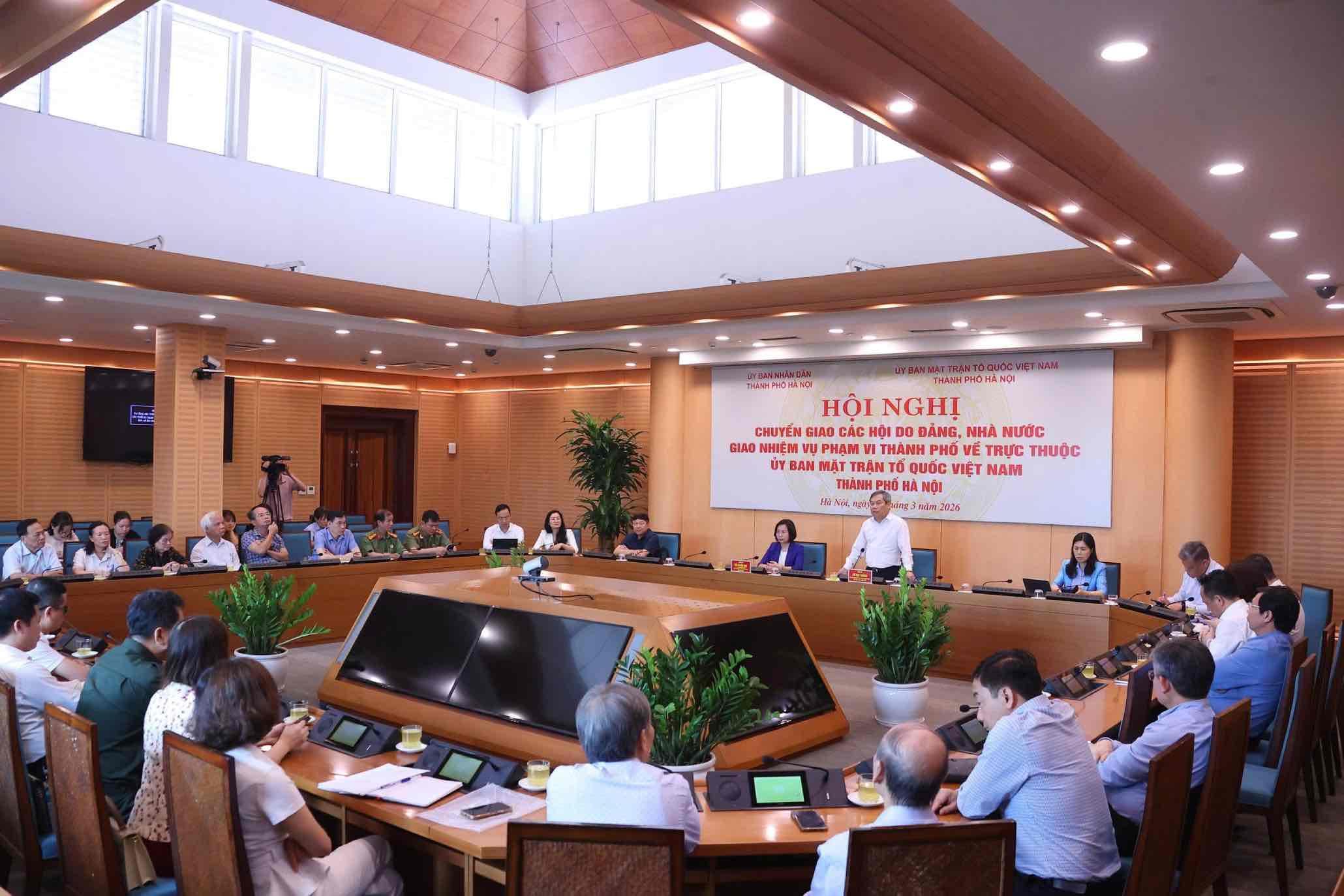 Hội nghị chuyển giao, tiếp nhận các hội do Đảng, Nhà nước giao nhiệm vụ, phạm vi thành phố về trực thuộc Ủy ban MTTQ Việt Nam TP Hà Nội. Ảnh: Đình Hiệp