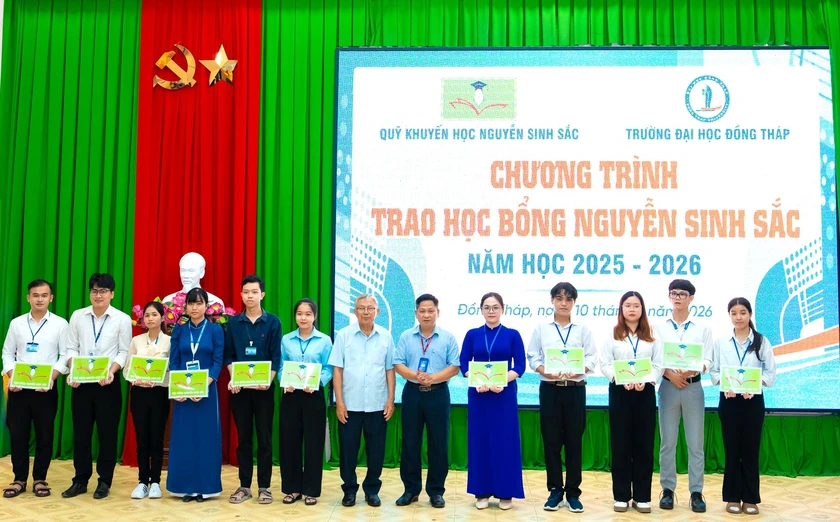Quỹ Khuyến học Nguyễn Sinh Sắc trao gần 900 triệu đồng học bổng cho sinh viên Đại học Đồng Tháp - Ảnh 2.