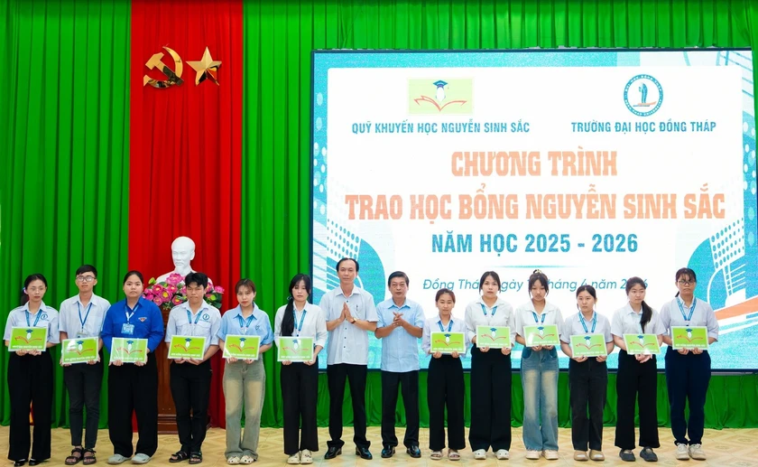 Quỹ Khuyến học Nguyễn Sinh Sắc trao gần 900 triệu đồng học bổng cho sinh viên Đại học Đồng Tháp - Ảnh 4.