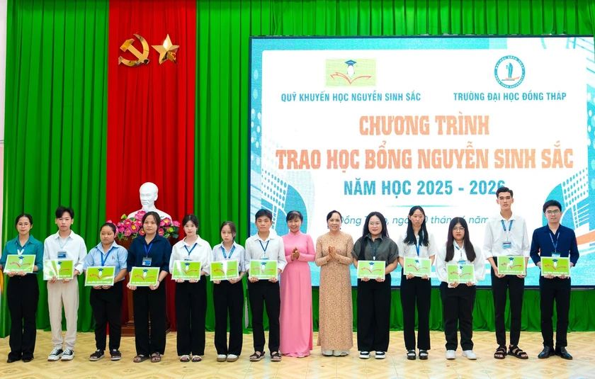 Quỹ Khuyến học Nguyễn Sinh Sắc trao gần 900 triệu đồng học bổng cho sinh viên Đại học Đồng Tháp - Ảnh 1.