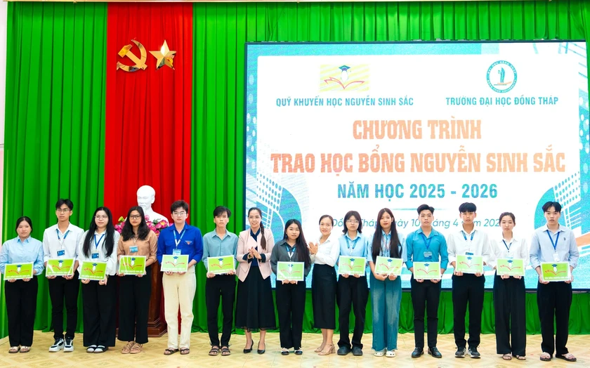 Quỹ Khuyến học Nguyễn Sinh Sắc trao gần 900 triệu đồng học bổng cho sinh viên Đại học Đồng Tháp - Ảnh 3.