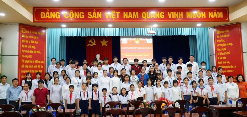 Hội Khuyến học tỉnh Đồng Tháp trao 80 suất học bổng tiếp sức học sinh, sinh viên vượt khó - Ảnh 9.