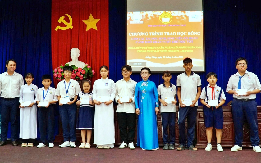 Hội Khuyến học tỉnh Đồng Tháp trao 80 suất học bổng tiếp sức học sinh, sinh viên vượt khó - Ảnh 1.