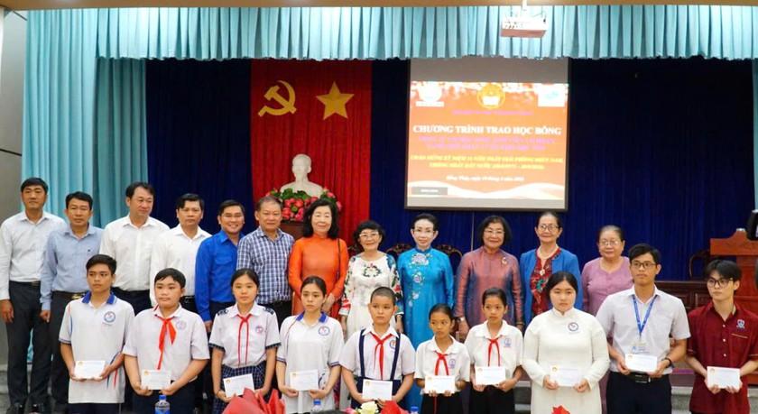 Hội Khuyến học tỉnh Đồng Tháp trao 80 suất học bổng tiếp sức học sinh, sinh viên vượt khó - Ảnh 8.