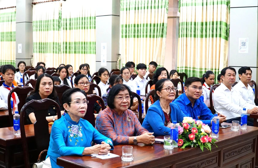 Hội Khuyến học tỉnh Đồng Tháp trao 80 suất học bổng tiếp sức học sinh, sinh viên vượt khó - Ảnh 3.