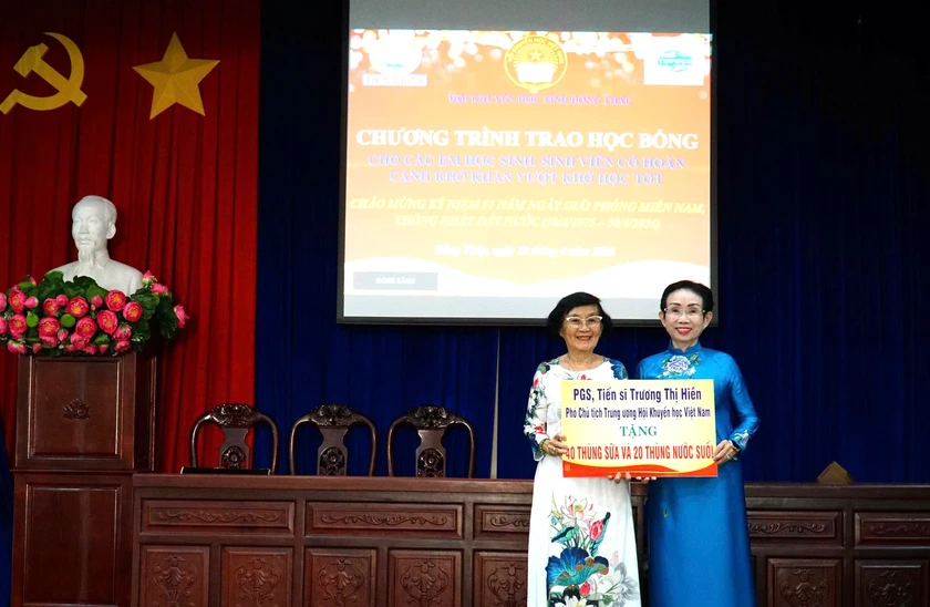 Hội Khuyến học tỉnh Đồng Tháp trao 80 suất học bổng tiếp sức học sinh, sinh viên vượt khó - Ảnh 4.