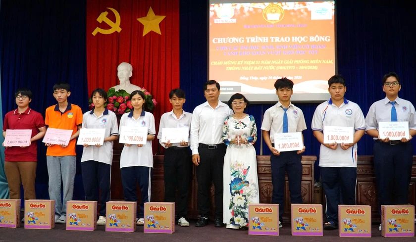 Hội Khuyến học tỉnh Đồng Tháp trao 80 suất học bổng tiếp sức học sinh, sinh viên vượt khó - Ảnh 2.