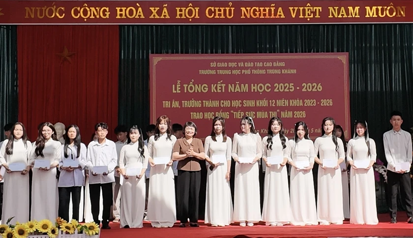 Hội Khuyến học tỉnh Cao Bằng trao 100 suất học bổng "Tiếp sức mùa thi tốt nghiệp trung học phổ thông" năm 2026 - Ảnh 2.