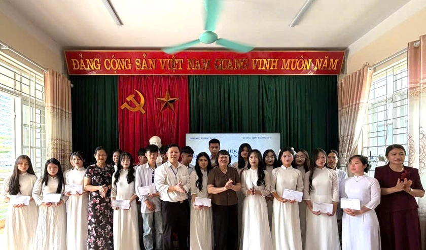 Hội Khuyến học tỉnh Cao Bằng trao 100 suất học bổng "Tiếp sức mùa thi tốt nghiệp trung học phổ thông" năm 2026 - Ảnh 4.