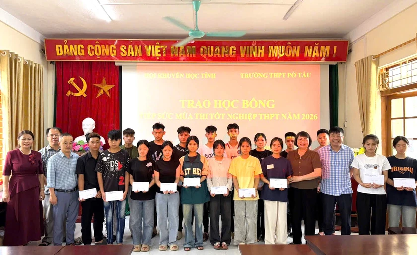Hội Khuyến học tỉnh Cao Bằng trao 100 suất học bổng "Tiếp sức mùa thi tốt nghiệp trung học phổ thông" năm 2026 - Ảnh 1.