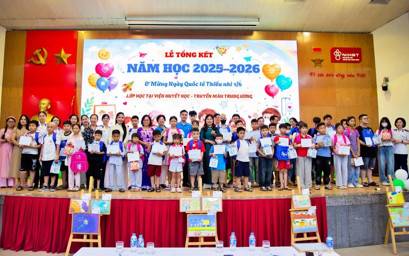 Trao học bổng "Cùng em đến trường" cho trẻ em đang điều trị tại Viện Huyết học và Truyền máu Trung ương - Ảnh 2.