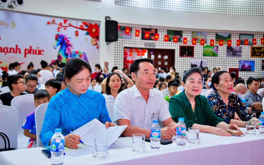 Trao học bổng "Cùng em đến trường" cho trẻ em đang điều trị tại Viện Huyết học và Truyền máu Trung ương - Ảnh 1.