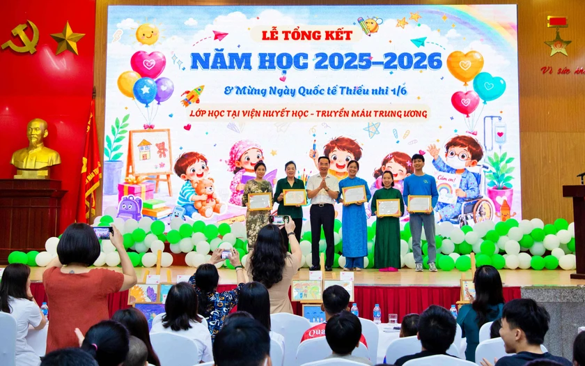 Trao học bổng "Cùng em đến trường" cho trẻ em đang điều trị tại Viện Huyết học và Truyền máu Trung ương - Ảnh 6.