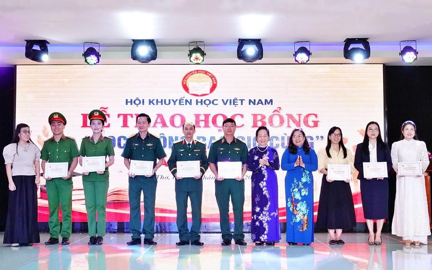 Hội Khuyến học Việt Nam trao học bổng “Học không bao giờ cùng” lần thứ 6 vinh danh 310 tấm gương tiêu biểu - Ảnh 2.