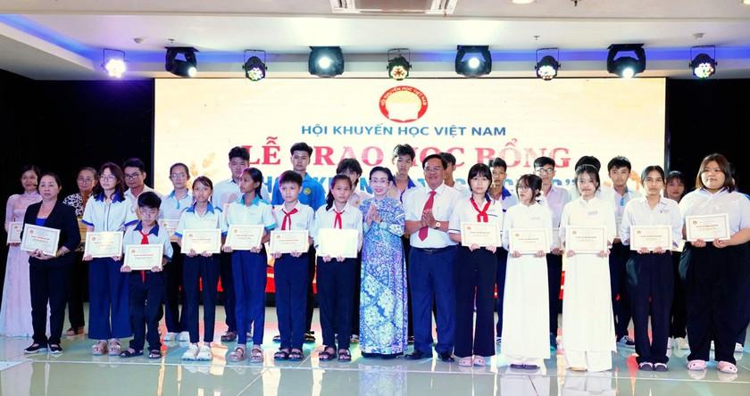 Hội Khuyến học Việt Nam trao học bổng “Học không bao giờ cùng” lần thứ 6 vinh danh 310 tấm gương tiêu biểu - Ảnh 10.