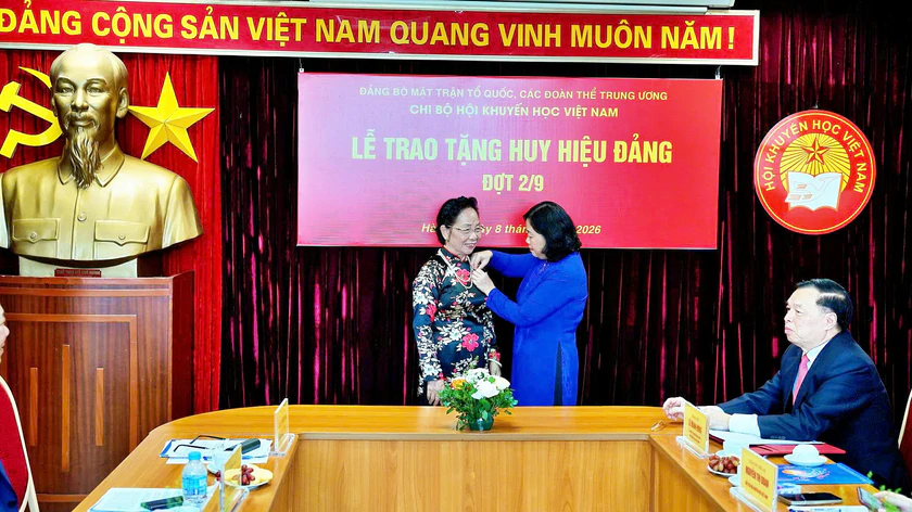 GS.TS Nguyễn Thị Doan và 3 cán bộ lãnh đạo Hội Khuyến học Việt Nam nhận huy hiệu Đảng - Ảnh 4.