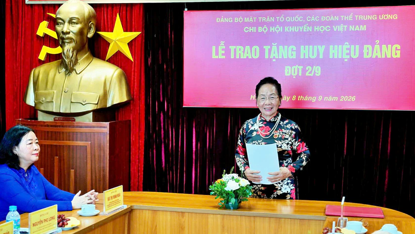 GS.TS Nguyễn Thị Doan và 3 cán bộ lãnh đạo Hội Khuyến học Việt Nam nhận huy hiệu Đảng - Ảnh 8.