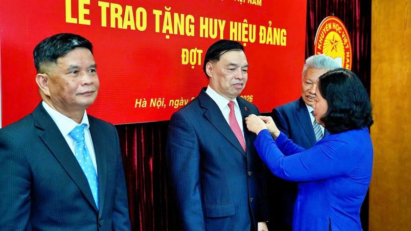 GS.TS Nguyễn Thị Doan và 3 cán bộ lãnh đạo Hội Khuyến học Việt Nam nhận huy hiệu Đảng - Ảnh 5.