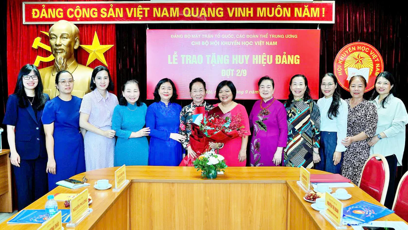 GS.TS Nguyễn Thị Doan và 3 cán bộ lãnh đạo Hội Khuyến học Việt Nam nhận huy hiệu Đảng - Ảnh 9.