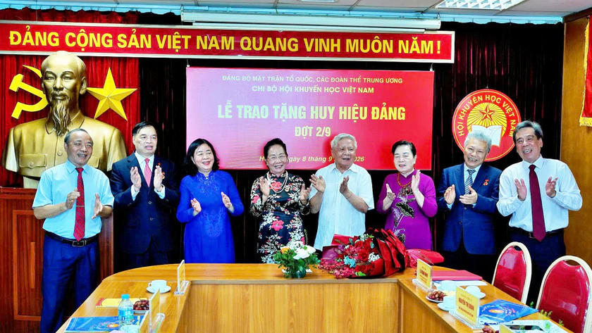 GS.TS Nguyễn Thị Doan và 3 cán bộ lãnh đạo Hội Khuyến học Việt Nam nhận huy hiệu Đảng - Ảnh 10.