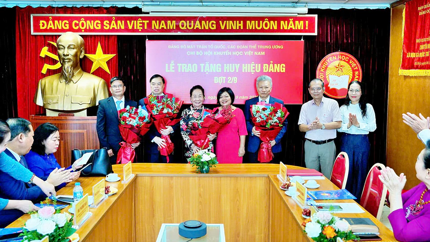 GS.TS Nguyễn Thị Doan và 3 cán bộ lãnh đạo Hội Khuyến học Việt Nam nhận huy hiệu Đảng - Ảnh 7.