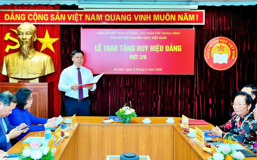 GS.TS Nguyễn Thị Doan và 3 cán bộ lãnh đạo Hội Khuyến học Việt Nam nhận huy hiệu Đảng - Ảnh 2.