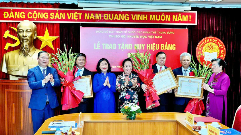GS.TS Nguyễn Thị Doan và 3 cán bộ lãnh đạo Hội Khuyến học Việt Nam nhận huy hiệu Đảng - Ảnh 1.