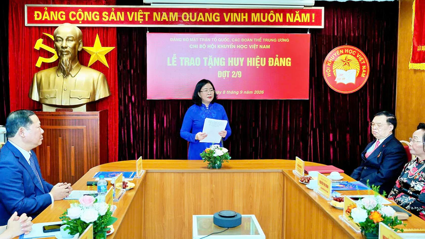 GS.TS Nguyễn Thị Doan và 3 cán bộ lãnh đạo Hội Khuyến học Việt Nam nhận huy hiệu Đảng - Ảnh 6.