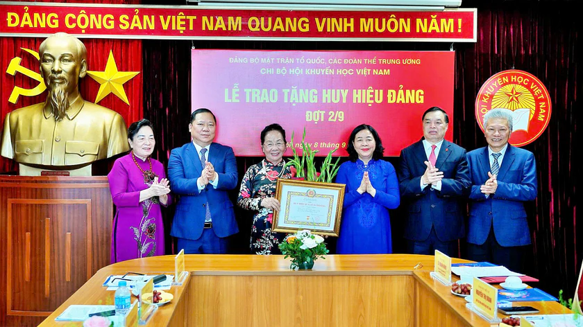 GS.TS Nguyễn Thị Doan và 3 cán bộ lãnh đạo Hội Khuyến học Việt Nam nhận huy hiệu Đảng - Ảnh 3.