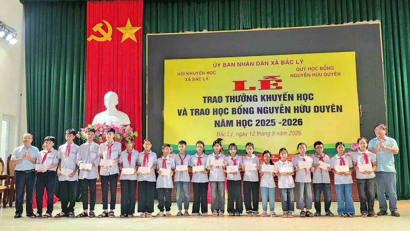 Quỹ học bổng Nguyễn Hữu Duyên trao thưởng cho hơn 400 học sinh tại Ninh Bình - Ảnh 11.
