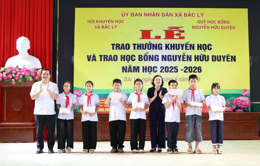 Quỹ học bổng Nguyễn Hữu Duyên trao thưởng cho hơn 400 học sinh tại Ninh Bình - Ảnh 14.