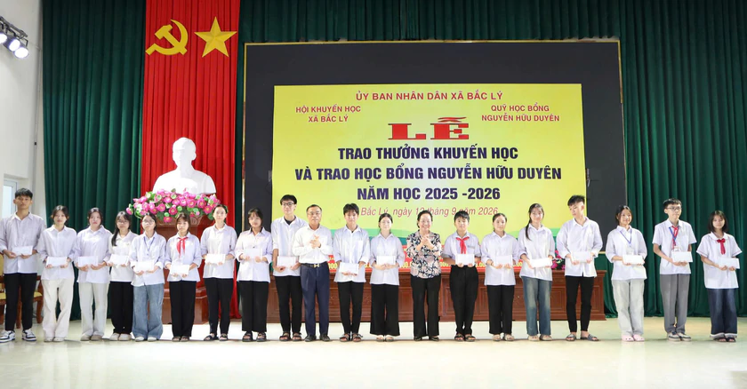 Quỹ học bổng Nguyễn Hữu Duyên trao thưởng cho hơn 400 học sinh tại Ninh Bình - Ảnh 1.