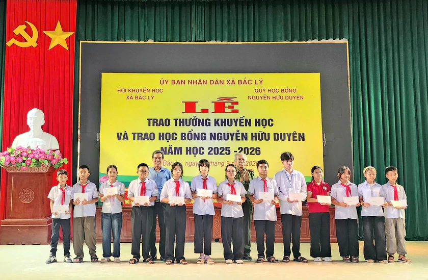 Quỹ học bổng Nguyễn Hữu Duyên trao thưởng cho hơn 400 học sinh tại Ninh Bình - Ảnh 12.