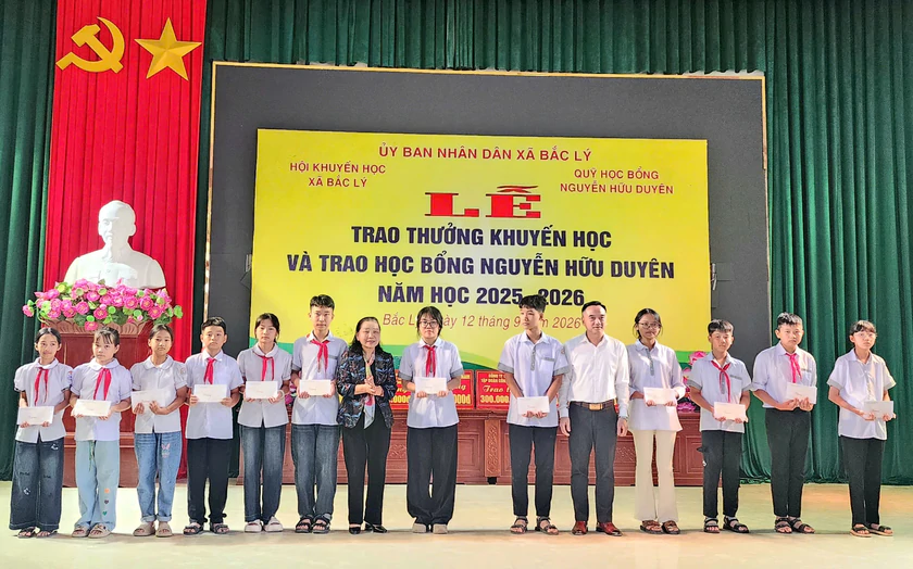 Quỹ học bổng Nguyễn Hữu Duyên trao thưởng cho hơn 400 học sinh tại Ninh Bình - Ảnh 13.