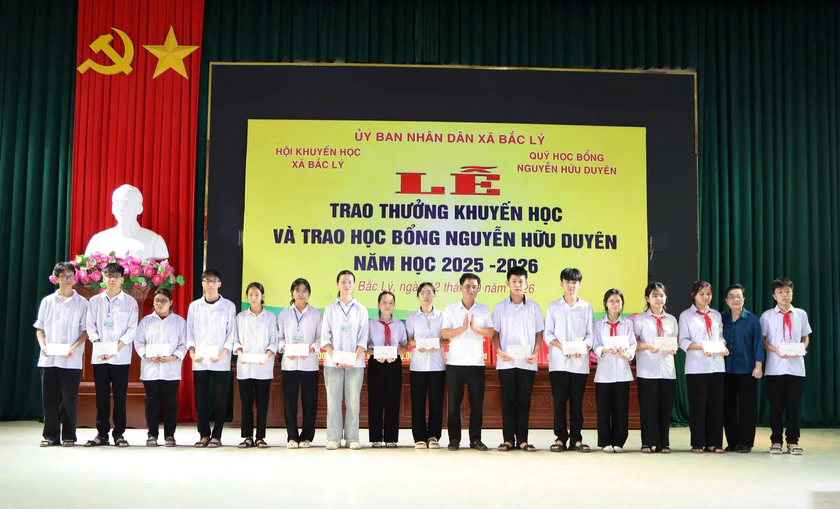 Quỹ học bổng Nguyễn Hữu Duyên trao thưởng cho hơn 400 học sinh tại Ninh Bình - Ảnh 2.