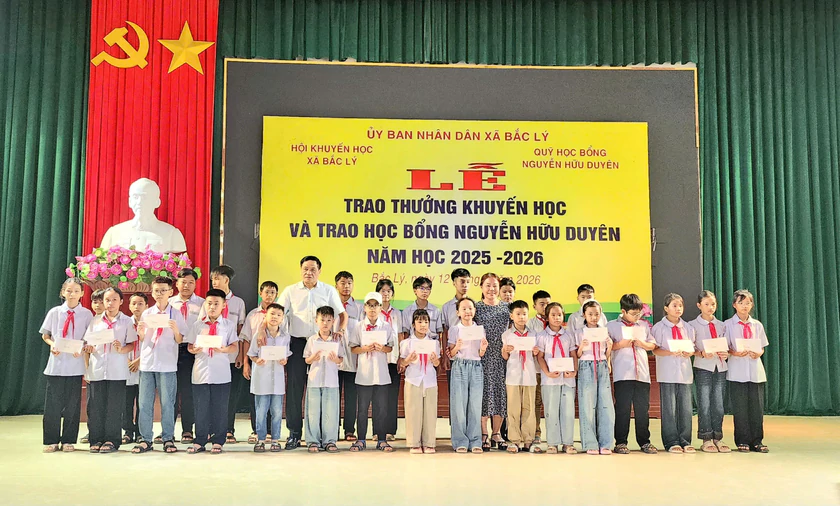 Quỹ học bổng Nguyễn Hữu Duyên trao thưởng cho hơn 400 học sinh tại Ninh Bình - Ảnh 10.