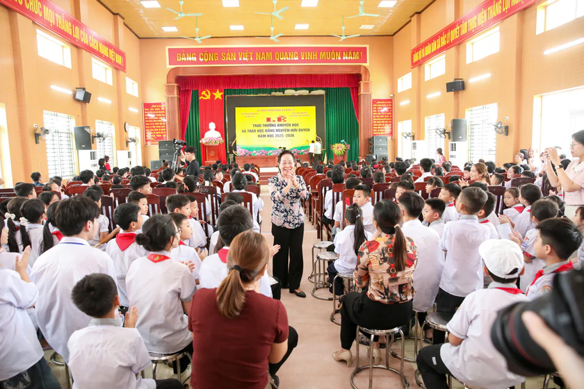 Quỹ học bổng Nguyễn Hữu Duyên trao thưởng cho hơn 400 học sinh tại Ninh Bình - Ảnh 18.