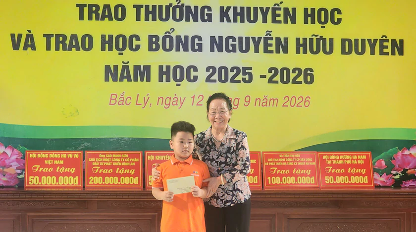 Quỹ học bổng Nguyễn Hữu Duyên trao thưởng cho hơn 400 học sinh tại Ninh Bình - Ảnh 8.